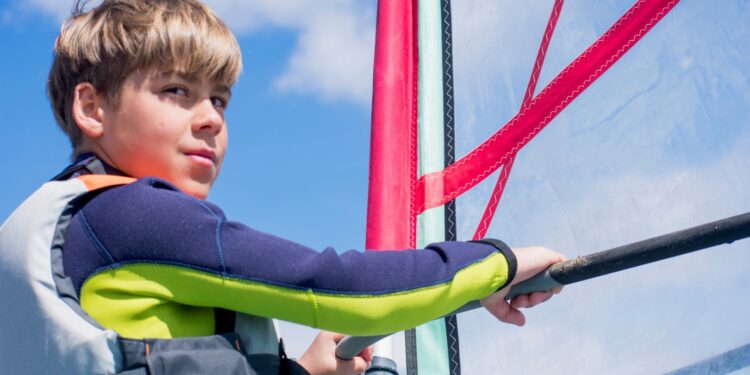 Clínic de Windsurf Infantil y Juvenil en Alocén: Formación de Futuras Promesas del Deporte Náutico