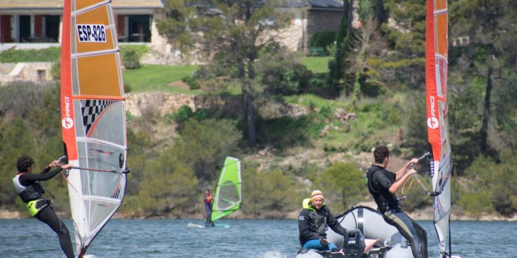 Clínic de Windsurf Infantil y Juvenil en Alocén: Formación de Futuras Promesas del Deporte Náutico