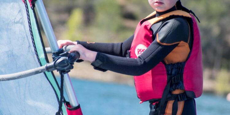 Clínic de Windsurf Infantil y Juvenil en Alocén: Formación de Futuras Promesas del Deporte Náutico