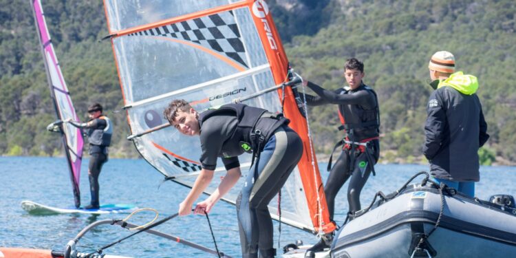 Clínic de Windsurf Infantil y Juvenil en Alocén: Formación de Futuras Promesas del Deporte Náutico