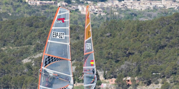 Clínic de Windsurf Infantil y Juvenil en Alocén: Formación de Futuras Promesas del Deporte Náutico
