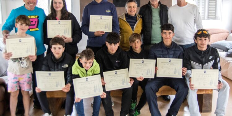 Clínic de Windsurf Infantil y Juvenil en Alocén: Formación de Futuras Promesas del Deporte Náutico
