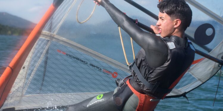 Clínic de Windsurf Infantil y Juvenil en Alocén: Formación de Futuras Promesas del Deporte Náutico