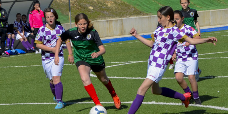 El fútbol femenino llena la Fuente de la Niña en el I Día de la Escuela del Atlético Guadalajara