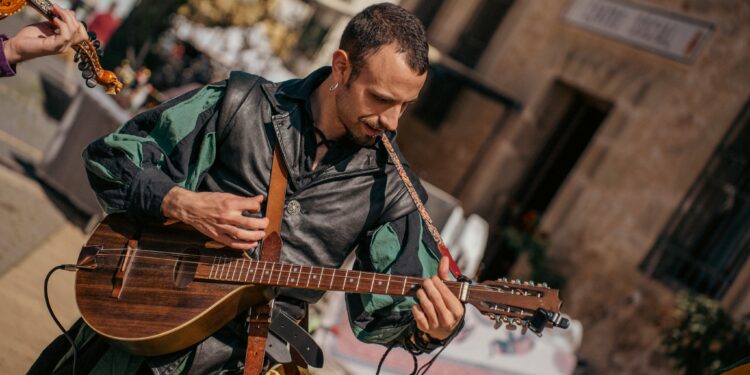 770 años después, Pareja honra su legado medieval con emoción y orgullo