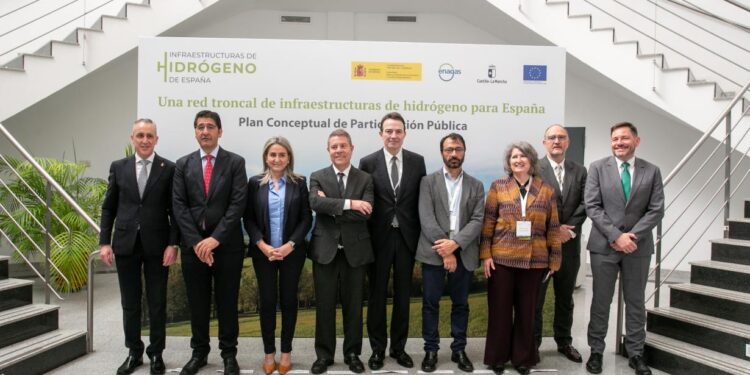 García-Page reivindica la coherencia en las reglas del trasvase Tajo-Segura y destaca el impulso de Puertollano como gigante del hidrógeno verde