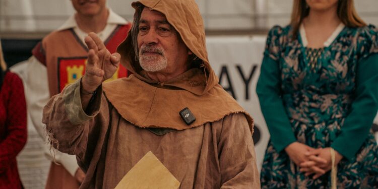 770 años después, Pareja honra su legado medieval con emoción y orgullo