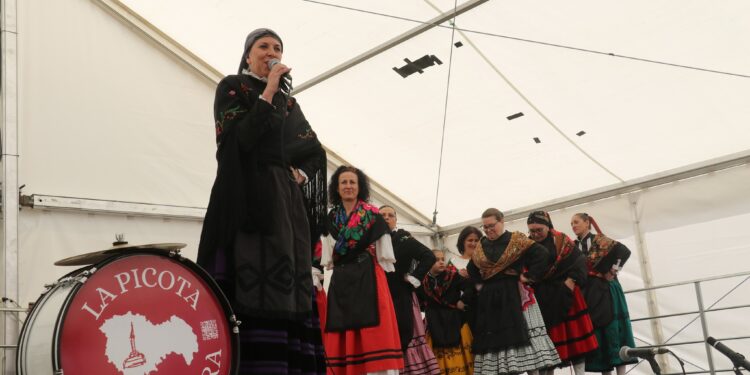 Pareja revive su historia medieval con una feria que atrae a miles de visitantes