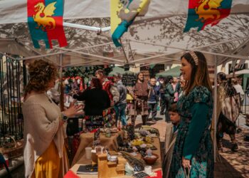 770 años después, Pareja honra su legado medieval con emoción y orgullo