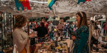 770 años después, Pareja honra su legado medieval con emoción y orgullo