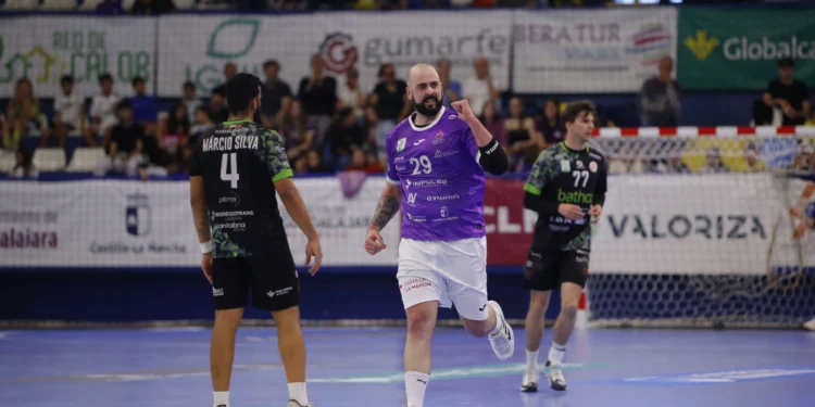 IMPULSE BM Guadalajara vence al BATHCO BM Torrelavega (28-25) y se acerca a la permanencia en la Liga Plenitude