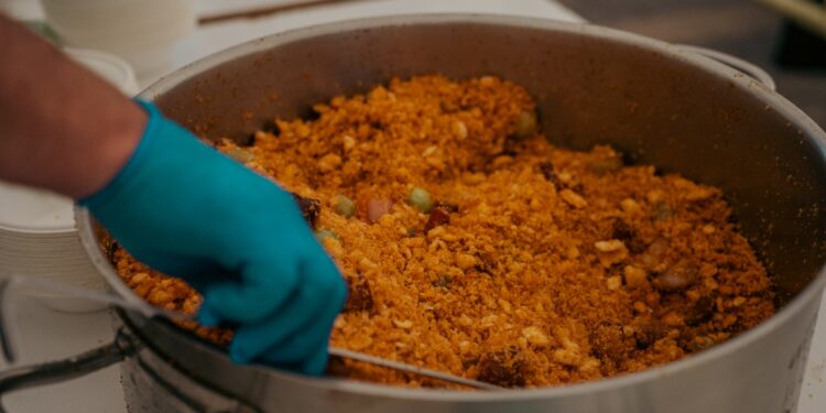 770 años después, Pareja honra su legado medieval con emoción y orgullo