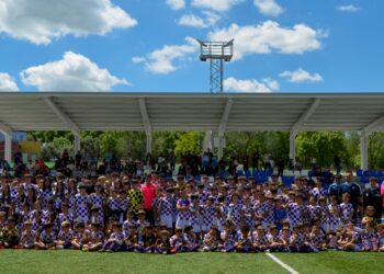 La ‘Fuente de la Niña’ se tiñe de morado y blanco para celebrar el Día del Club del Atlético Guadalajara El pasado fin de semana, la Fuente de la Niña de Guadalajara se convirtió en el escenario perfecto para conmemorar el Día del Club del Atlético Guadalajara. Una jornada repleta de emoción, fútbol y convivencia, en la que cerca de un millar de personas se dieron cita para celebrar el décimo aniversario del club y el cierre de la temporada 2024-2025. Una jornada llena de actividades para toda la familia arlequinada Desde primera hora de la mañana, los campos de la Fuente de la Niña se vieron inundados de los colores representativos del club: blanco y morado. Niños, jóvenes y adultos se reunieron para disfrutar de una jornada cargada de actividades deportivas. El evento comenzó con los torneos de las categorías benjamín y benjamín femenino, y siguió con una serie de encuentros entre los equipos de distintas categorías del club. En total, cerca de 500 jugadores participaron en este evento, que no solo incluyó a los miembros del Atlético Guadalajara, sino también a equipos invitados como el Deportivo Guadalajara, Galápagos, Dínamo Guadalajara, Salesianos, Spórting Cabanillas, Horche y Valdeluz. La cantera arlequinada en pleno auge El Atlético Guadalajara ha experimentado un notable crecimiento en los últimos años. Su cantera, compuesta por 21 equipos (masculinos y femeninos), alberga a más de 300 jugadores que se sumaron a esta gran celebración deportiva. Este incremento en la participación es un reflejo del éxito y la popularidad del club en la región. La fiesta no solo se vivió dentro de los campos, sino también en el ambiente que se generó alrededor: música, sorteos y diversión para todos los asistentes crearon una atmósfera única. Al final del día, todos los jugadores de la cantera arlequinada se reunieron en un tradicional desfile, que culminó con una emotiva foto de familia. Homenajes a los jugadores con más trayectoria El Día del Club también fue la ocasión perfecta para rendir homenaje a los jugadores más comprometidos con la camiseta del Atlético Guadalajara. En esta edición, se reconoció a los jugadores que cumplen cinco y diez años defendiendo la elástica arlequinada, los conocidos como los ‘One Club Man’. Jugadores con cinco años de trayectoria: Mateo García Javier Martínez Jack Dylan Alfonso Monge Ángel Gómez (Pitu) Jugadores con diez años de trayectoria: Jaime Serra (Peke) Diego Alba Estos jugadores fueron obsequiados con un pequeño detalle como muestra de agradecimiento por su dedicación y fidelidad al club. Gran victoria en el último partido de la temporada La jornada concluyó con un emocionante partido del equipo senior del Atlético Guadalajara contra el Almoguera en el marco de los playoffs de ascenso a Primera Autonómica. Los atléticos lograron una importante victoria, que les permitió meterse de lleno en la lucha por el ascenso, añadiendo un toque de emoción al cierre de la temporada. Mirando al futuro: planificación para la próxima temporada El Atlético Guadalajara ya se encuentra trabajando en la planificación de la próxima temporada. Como es habitual, el club dará inicio a sus actividades con el Campus de Verano, que en 2025 celebrará su décima edición. Este campus comenzará el 23 de junio y se extenderá hasta el 25 de julio. Las inscripciones estarán abiertas en breve, brindando una excelente oportunidad para que los jóvenes de la región se acerquen al mundo del fútbol. Además, el club ha programado varias jornadas de puertas abiertas para las categorías juvenil y senior femenino durante este mes de mayo. También se llevarán a cabo jornadas similares para otras categorías en el mes de junio, permitiendo que todos aquellos interesados puedan conocer las dinámicas de entrenamiento y formar parte de la familia arlequinada en la temporada 2025-2026. Conclusión El Día del Club del Atlético Guadalajara fue un evento memorable que celebró no solo la temporada 2024-2025, sino también el décimo aniversario de un club que sigue creciendo y consolidándose en la región. Con una cantera en auge, un ambiente lleno de energía y una gran victoria en el último partido, el futuro del Atlético Guadalajara promete grandes momentos para su afición. ¡No te pierdas las próximas actividades y únete a la familia arlequinada!