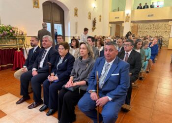 La alcaldesa Ana Guarinos, junto al alcalde pedáneo de Usanos, Ismael Sánchez, y otras autoridades durante la misa en honor a la patrona