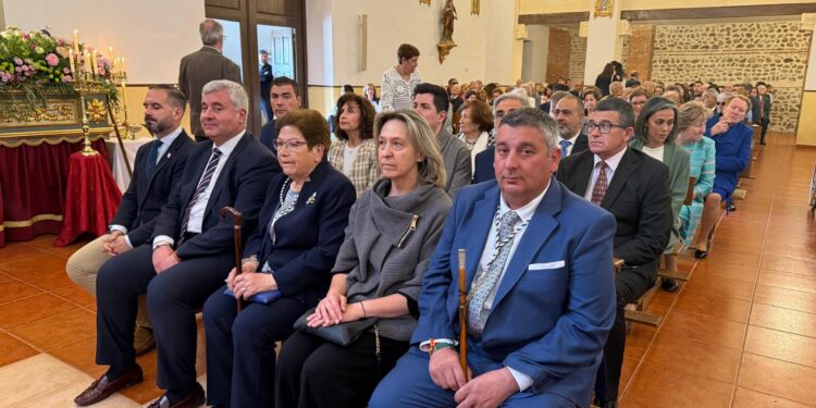 La alcaldesa Ana Guarinos, junto al alcalde pedáneo de Usanos, Ismael Sánchez, y otras autoridades durante la misa en honor a la patrona