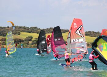 El I Desafío Isla de Aquilino llena el embalse de Alarcón de color, viento y vela