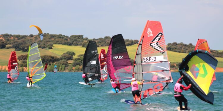 El I Desafío Isla de Aquilino llena el embalse de Alarcón de color, viento y vela