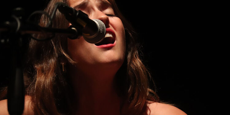 Marilia Monzón llena de dulzura canaria la penúltima Noche Acústica 2025 en Cabanillas