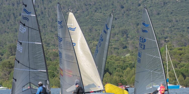 Copa de España Finn 2025 en Entrepeñas: Triunfo gallego en el VIII Memorial Emilio Plágaro