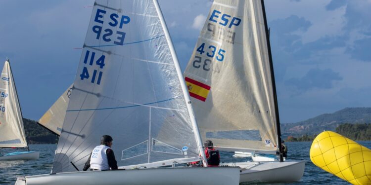 Copa de España Finn 2025 en Entrepeñas: Triunfo gallego en el VIII Memorial Emilio Plágaro