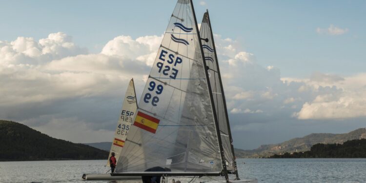 Copa de España Finn 2025 en Entrepeñas: Triunfo gallego en el VIII Memorial Emilio Plágaro