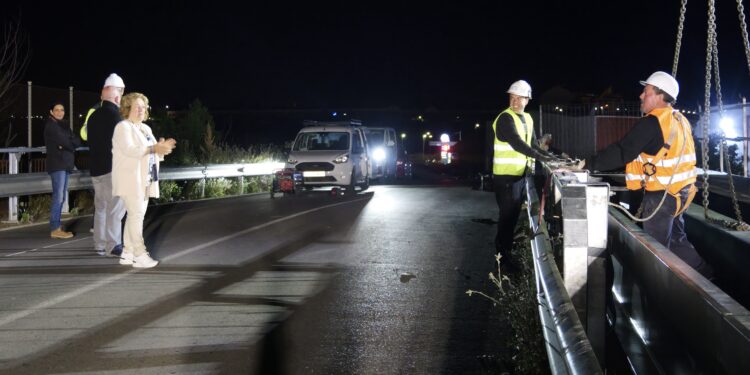 Alovera instala el módulo central de la pasarela peatonal sobre la vía férrea en la Avda. Príncipes de Asturias