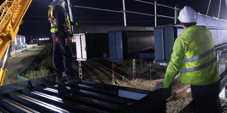 Alovera instala el módulo central de la pasarela peatonal sobre la vía férrea en la Avda. Príncipes de Asturias