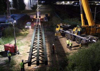 Alovera instala el módulo central de la pasarela peatonal sobre la vía férrea en la Avda. Príncipes de Asturias