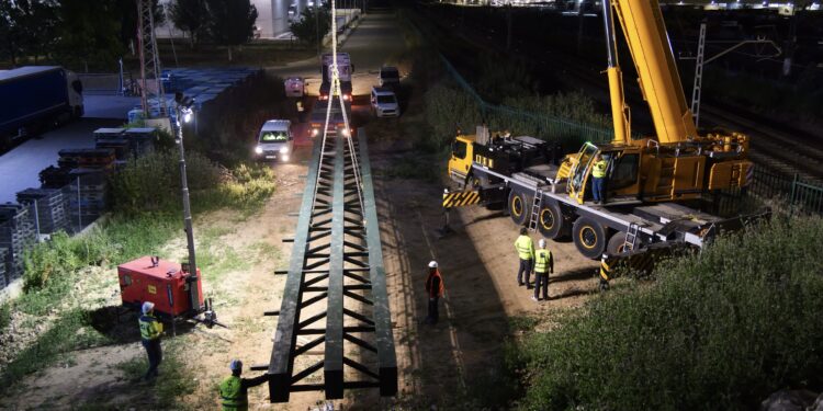 Alovera instala el módulo central de la pasarela peatonal sobre la vía férrea en la Avda. Príncipes de Asturias