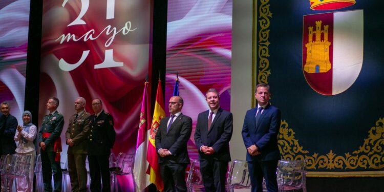 Luis Cobos y monseñor Alejandro Arellano, Medallas de Oro 2025 en el Día de Castilla-La Mancha