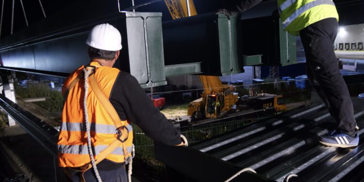 Alovera instala el módulo central de la pasarela peatonal sobre la vía férrea en la Avda. Príncipes de Asturias