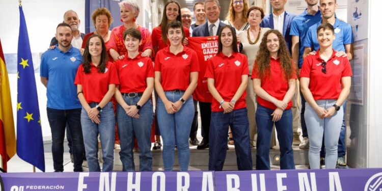 El CD Chiloeches celebra su ascenso a la élite del fútbol sala con el reconocimiento de García-Page