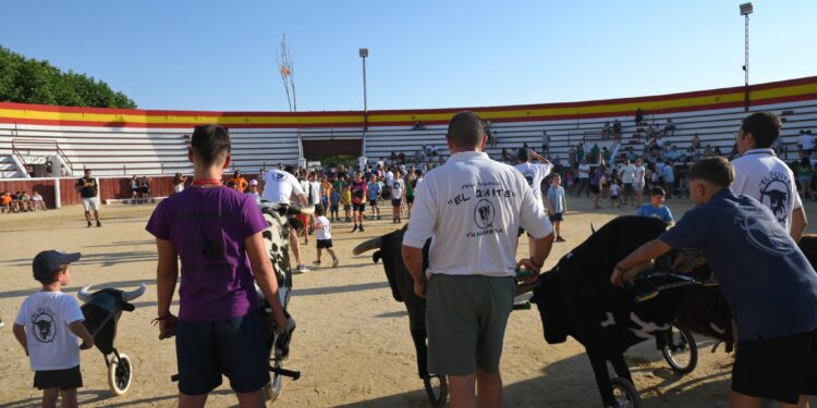 Diversión y tradición en el encierro de carretones de Yunquera de Henares 2025