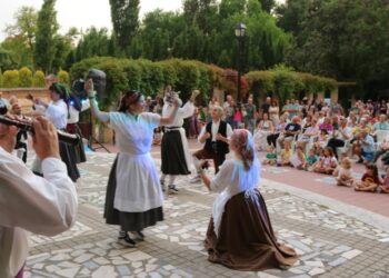 El Solsticio Folk 2025 llena de música y tradición el Paseo de San Roque en Guadalajara