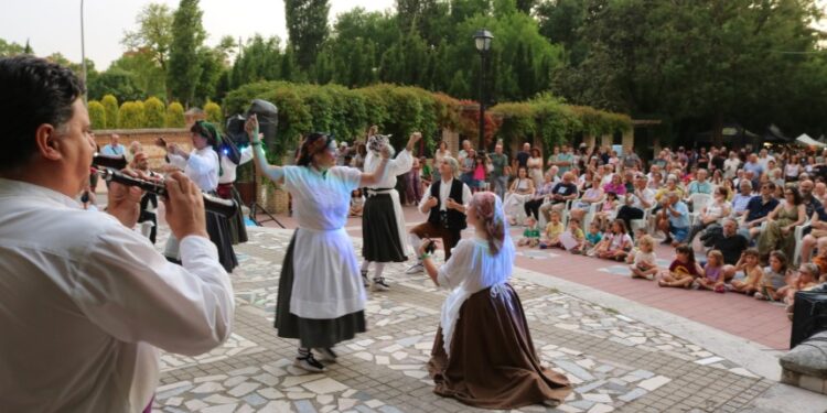 El Solsticio Folk 2025 llena de música y tradición el Paseo de San Roque en Guadalajara