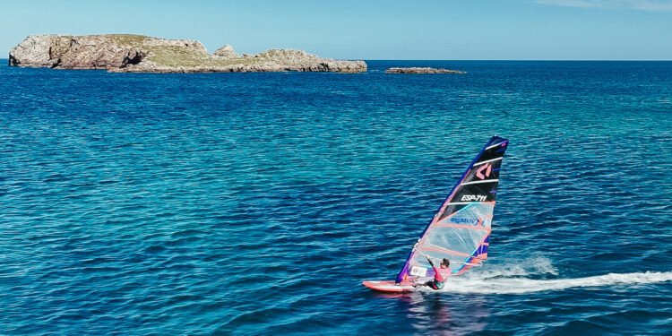 Eduardo Navarro se coloca segundo en el Campeonato Ibérico de Slalom Windsurf 2025 tras una gran regata en Sagres