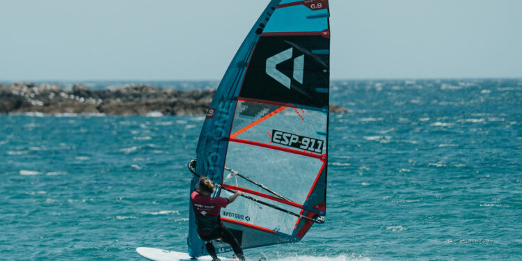 Eduardo Navarro se coloca segundo en el Campeonato Ibérico de Slalom Windsurf 2025 tras una gran regata en Sagres