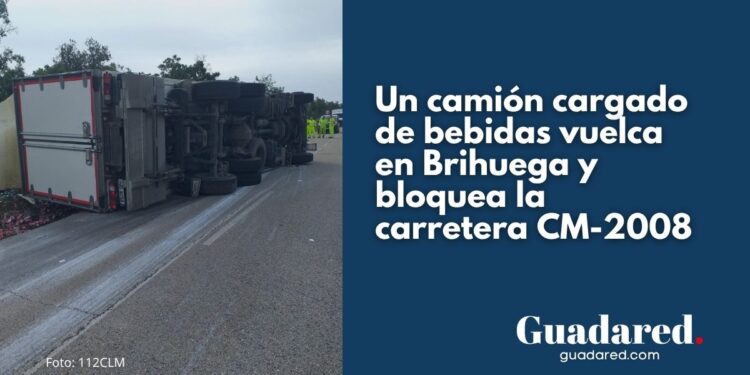 Cortada la carretera CM-2008 por el vuelco de un camión en Brihuega (Guadalajara)