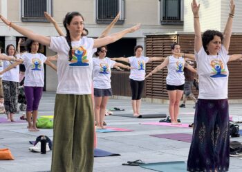 Guadalajara celebra el Día Internacional del Yoga con actividades, cultura y bienestar en la Plaza Mayor