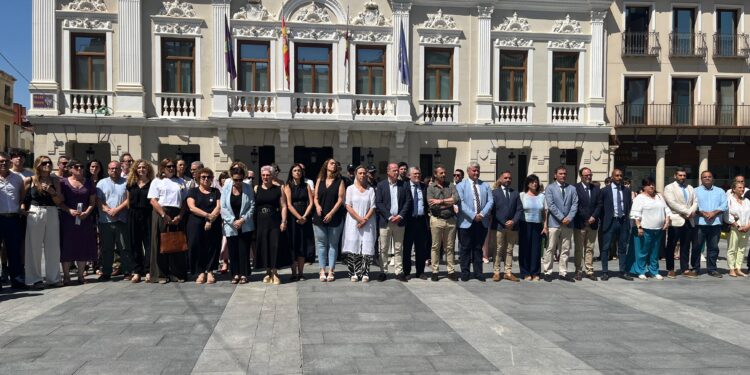 Guadalajara condena el asesinato de una vecina de Iriépal con un minuto de silencio contra la violencia de género