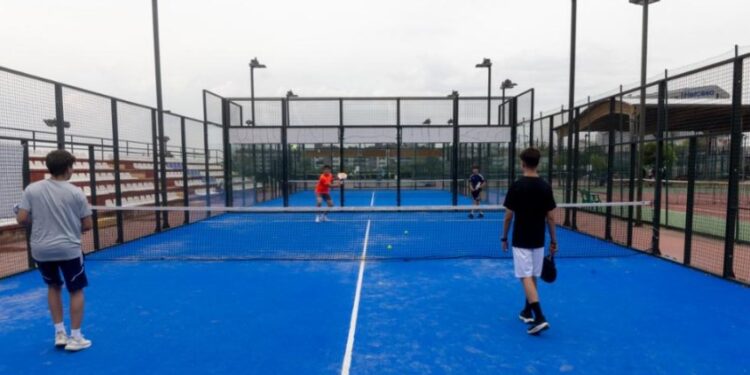 Guadalajara instala césped texturizado de última generación en 9 pistas de pádel municipales