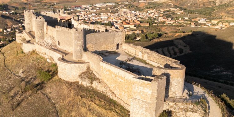 La Diputación invertirá 444.245 euros en la reconstrucción del muro noreste del castillo de Jadraque