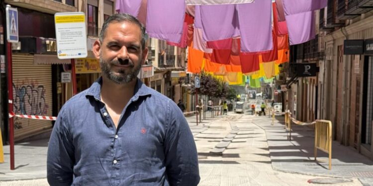 Obras de asfaltado en la calle Miguel Fluiters de Guadalajara: renovación completa en 48 horas