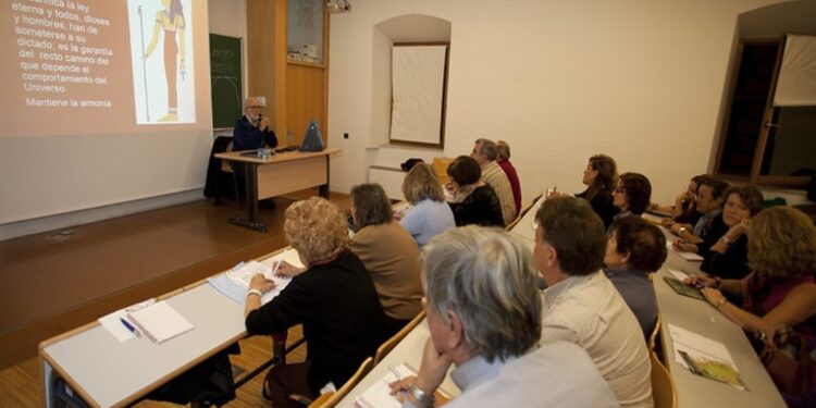 Abierto el plazo de preinscripción 2025/2026 para la Universidad de Mayores de la Universidad de Alcalá