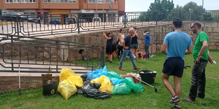 “Qué de mierda”: voluntariado ambiental retira 54 kilos de basura del río Gallo en Molina de Aragón
