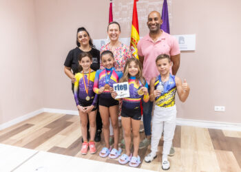 La alcaldesa de Guadalajara recibe a los medallistas del Club Vera tras su éxito en el Campeonato de España de Gimnasia Artística
