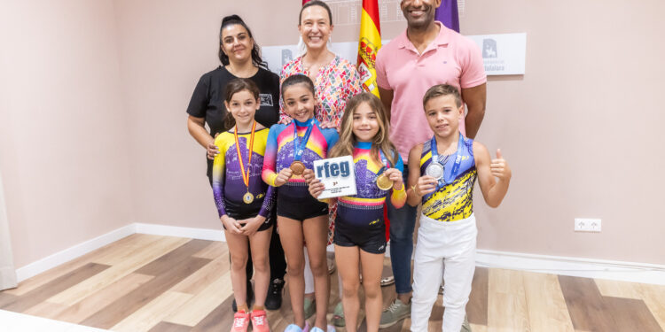 La alcaldesa de Guadalajara recibe a los medallistas del Club Vera tras su éxito en el Campeonato de España de Gimnasia Artística