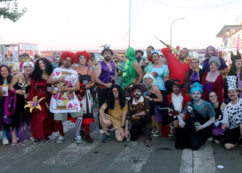 Miles de cabanilleros y cabanilleras inauguran las Fiestas 2025 con un multitudinario Desfile de Peñas y el pregón de El Deskontrol en Cabanillas del Campo