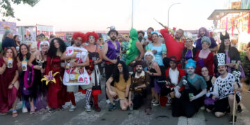 Miles de cabanilleros y cabanilleras inauguran las Fiestas 2025 con un multitudinario Desfile de Peñas y el pregón de El Deskontrol en Cabanillas del Campo