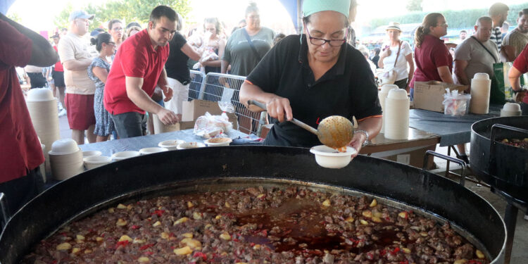 La cena de caldereta, un espectáculo de circo y flamenco, el desfile de cierre, y la traca fin de fiestas, últimos actos de la semana grande cabanillera